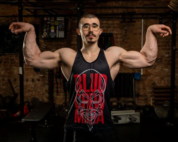 Максим Битаров - Домашний армрестлинг с гирей